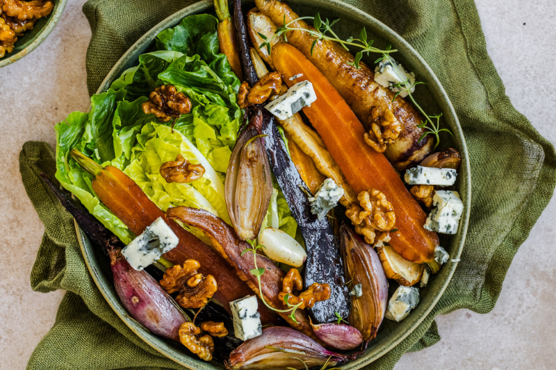 Salade chaude aux légumes grillés et noix