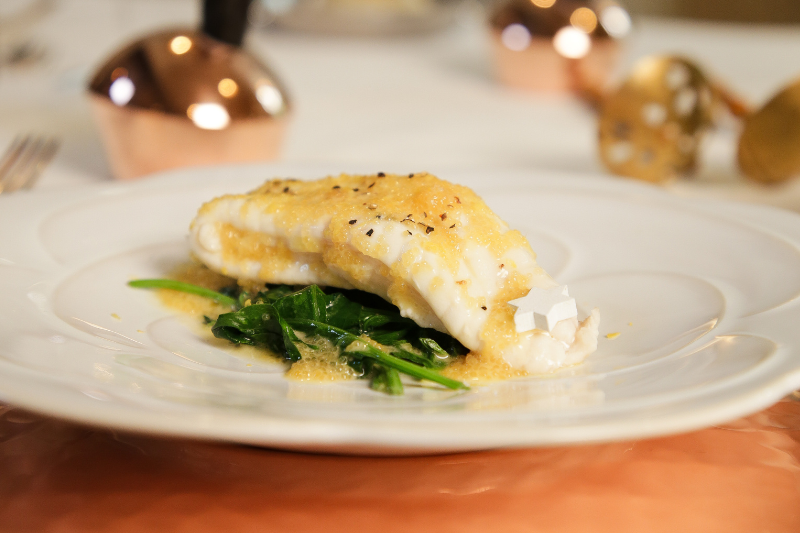 Sole de petit bateau aux épinards, beurre blanc aux œufs de poisson fumés