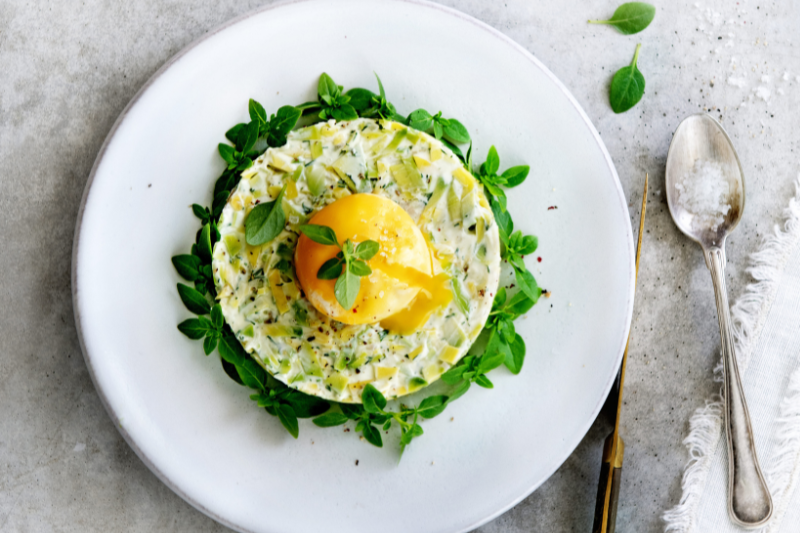 Tartare d’avocat à la crème d’aneth et jaune d’œuf poché