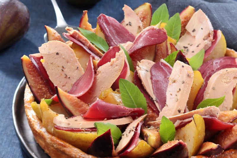 Tarte merveilleuse aux poires, magret fumé et foie gras