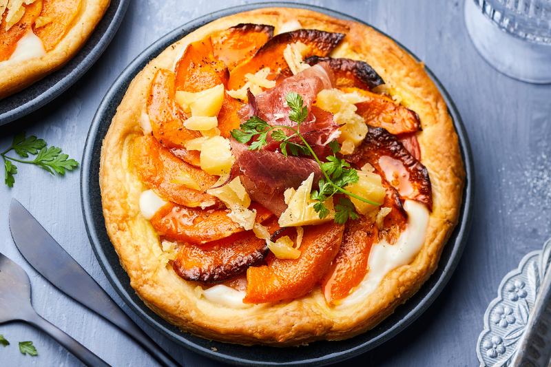 Tartes fines feuilletées à la courge butternut en rosace et au Sbrinz AOP