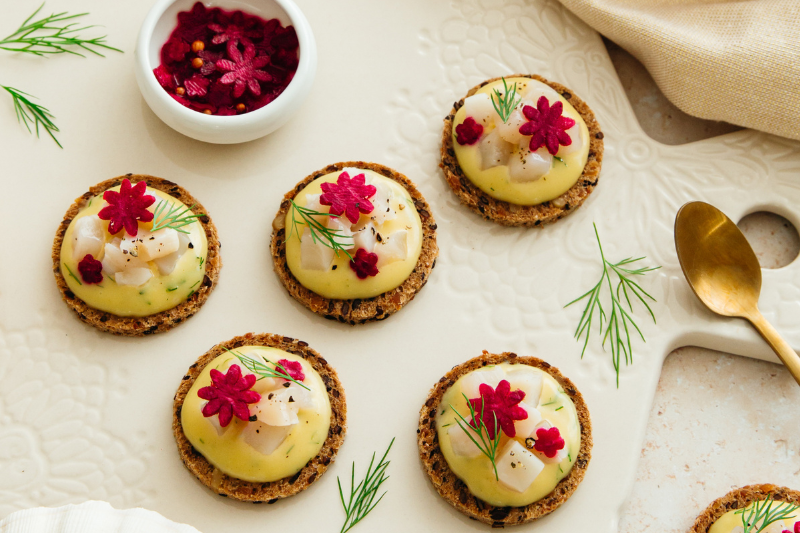 Toasts de Saint-Jacques, sauce à l’aneth et pickles de betterave