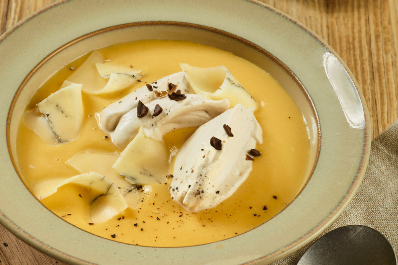 Velouté de courge, crème de café et copeaux de Morbier AOP