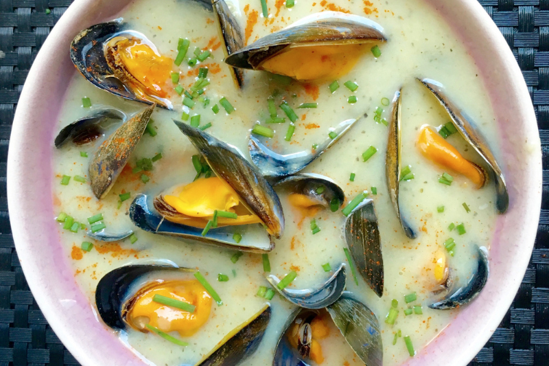 Velouté de panais et topinambours aux moules de bouchot de la baie du Mont-Saint-Michel