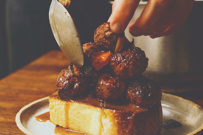 Boulettes de boeuf, fond de veau et légumes rôtis sur brioche