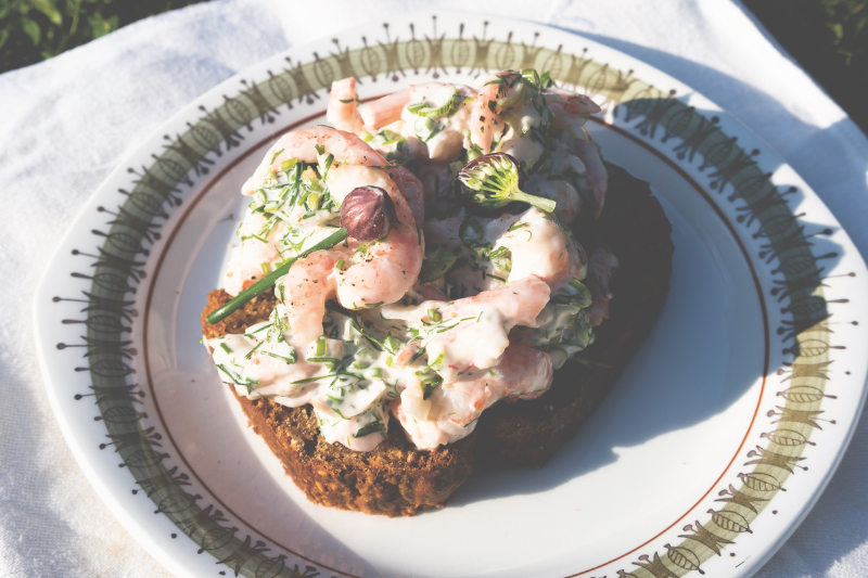 Crevettes à la mayonnaise d’aneth sur pain noir