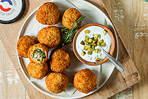 Croquettes de poisson à la courgette, sauce yaourt aux cornichons français Hugo au romarin