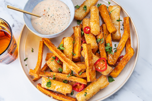 Frites de patates douces et d’halloumi, sauce au piment doux