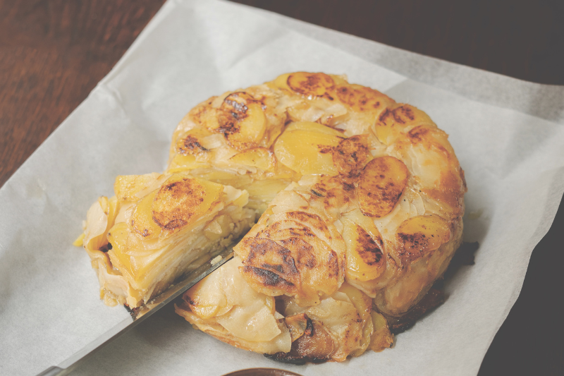 Gâteau de pomme de terre, topinambour et panais, aïoli