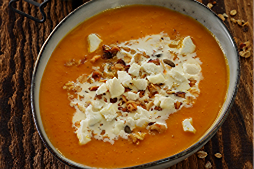 Granola sur soupe de potiron et carottes aux brisures de Mothais sur feuille