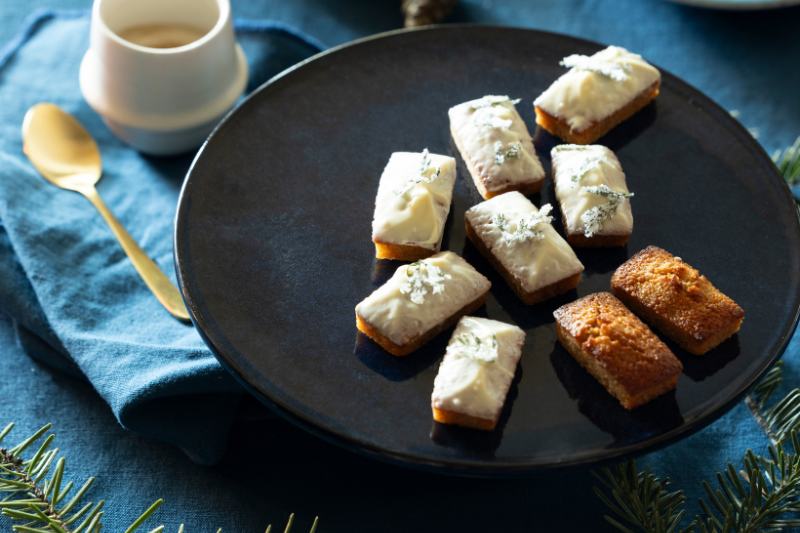 Mini-financiers carottes et épices, glacés au chocolat blanc