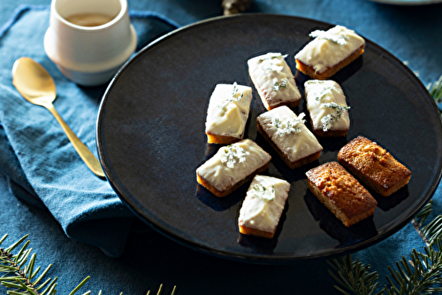 Mini-financiers carottes et épices, glacés au chocolat blanc