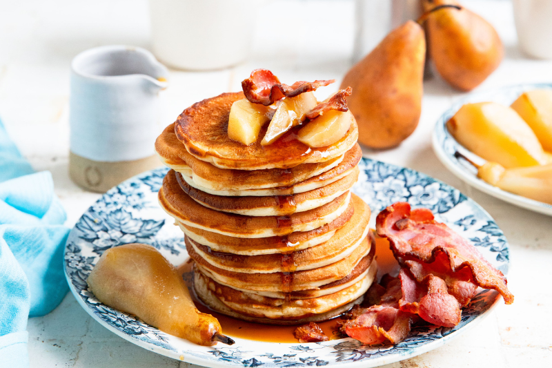 Pancakes au bacon fumé et poires pochées au sirop d’érable