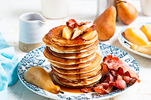 Pancakes au bacon fumé et poires pochées au sirop d’érable