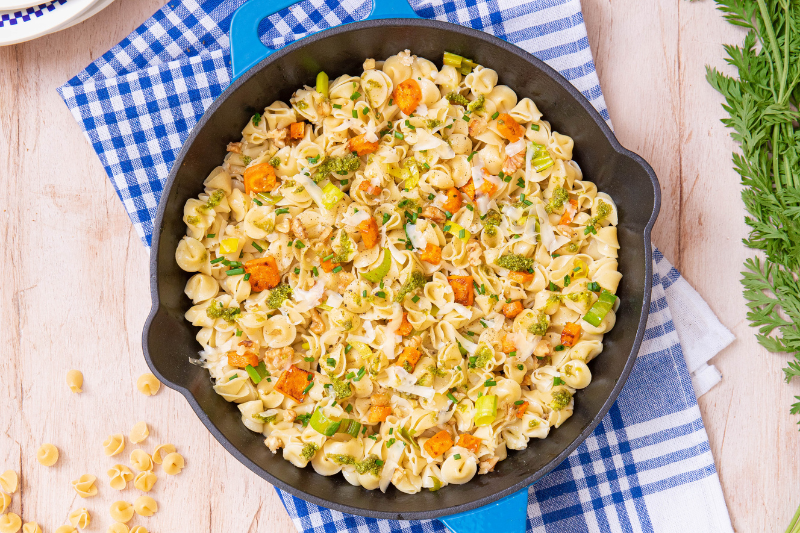 Poêlée de collerettes aux légumes et pesto de fanes anti-gaspi