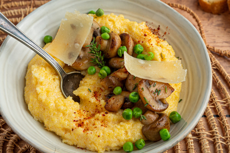 Polenta crémeuse au Parmesan, champignons, petits pois