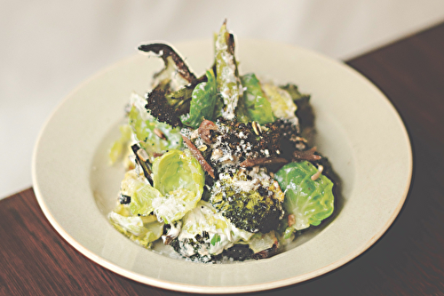 Brocoli grillé, feuilles de chou de Bruxelles, sauce César