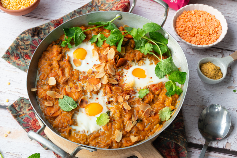 Dahl de lentilles bicolores et œufs coulants