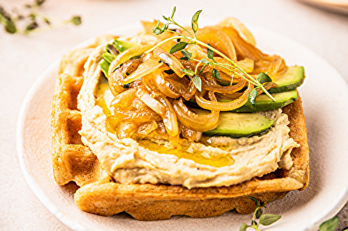 Gaufres à l’houmous et aux oignons Teriyaki, thym frais