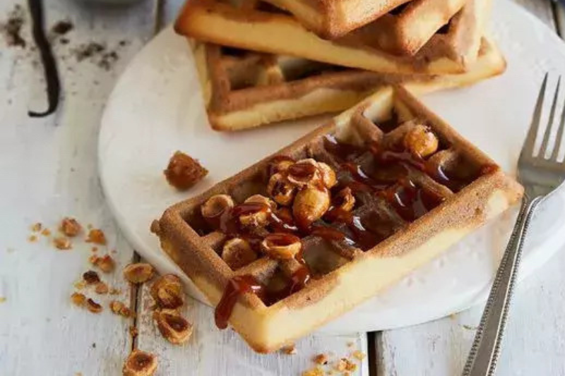 Gaufres à la vanille et au praliné, noisettes caramélisées