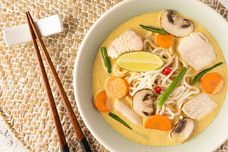 Ramen de poulet au curry et aux légumes