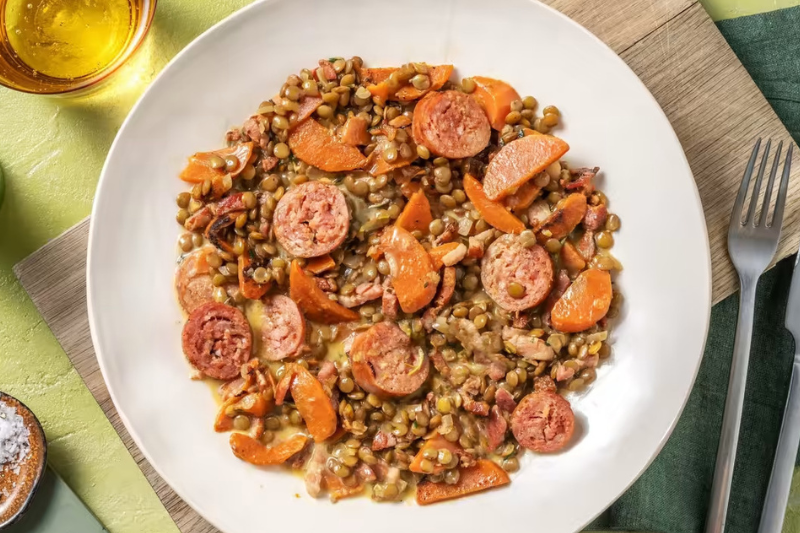 Saucisse-lentilles façon petit salé avec de l'oignon, de la carotte & des lardons