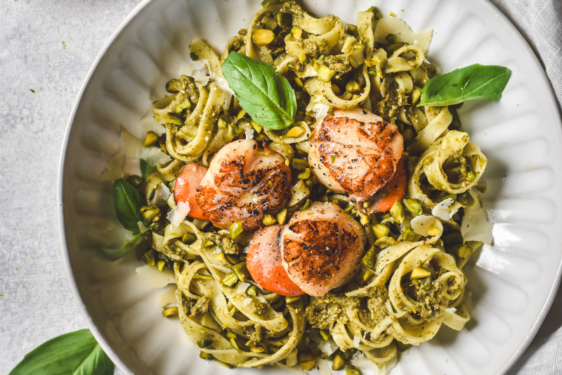 Tagliatelles au pesto de pistache citron et noix de coquilles Saint-Jacques de Normandie