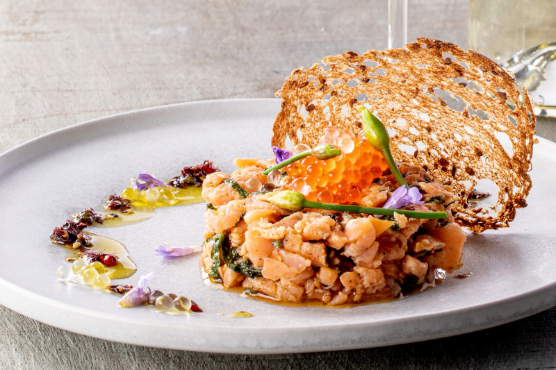 Tartare de saumon à l’ail des ours, chips de pain bio et œufs de saumon