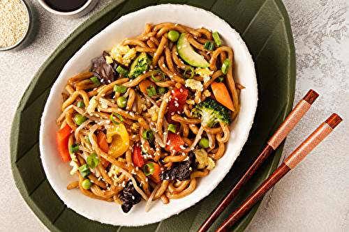 Wok de nouilles udon aux légumes croquants