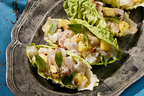 Ceviche de bar et ananas rôti lovés dans leurs petites feuilles de sucrine