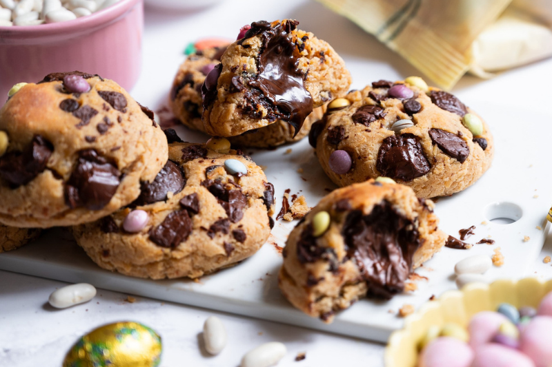 Cookies aux haricots blancs, fourrés aux œufs de Pâques