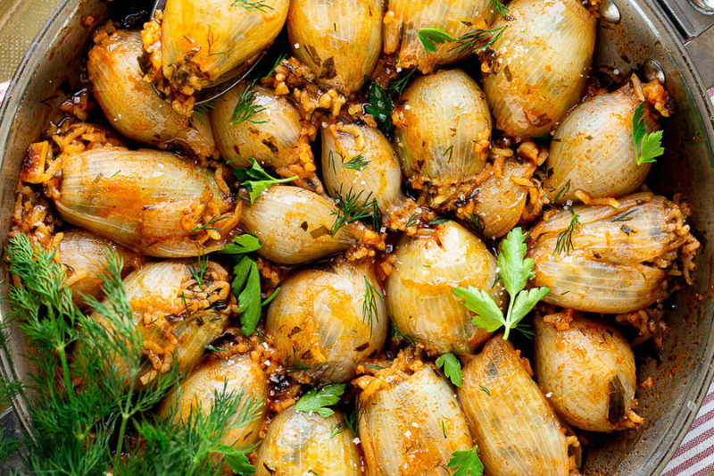 Oignons farcis au riz et aux herbes fraîches