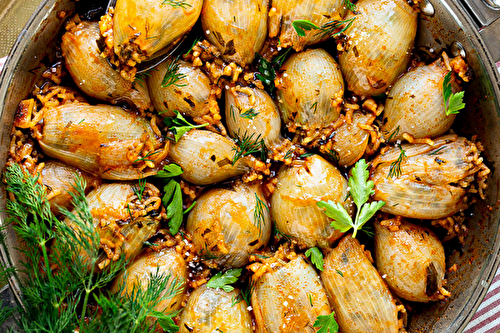 Oignons farcis au riz et aux herbes fraîches