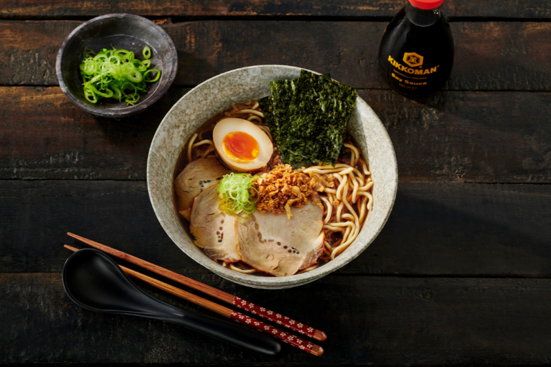 Ramen au jambon et aux œufs marinés