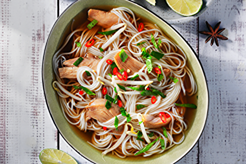 Soupe Pho gà aux nouilles de riz et poulet