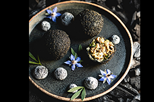 Croquettes d’huîtres Ostra Regal terre mer, panure à l’encre de seiche, chantilly au charbon et soja