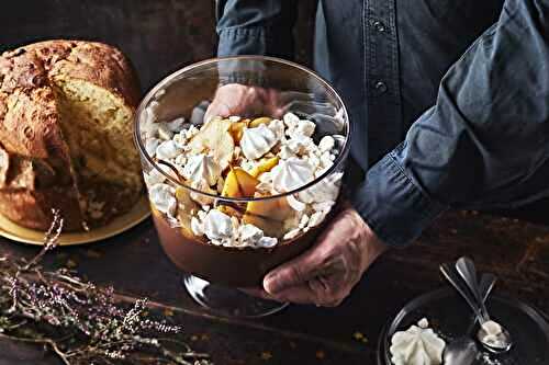 Dessert gourmand aux chocolat et poires pochées aux épices, meringues