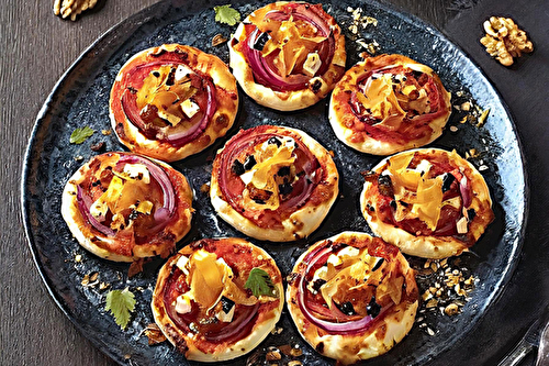 Mini-pizzas aux oignons rouges et zestes d’orange