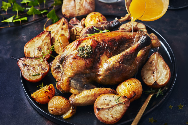 Pintade rôtie aux poires et clémentines, beurre au paprika et herbes