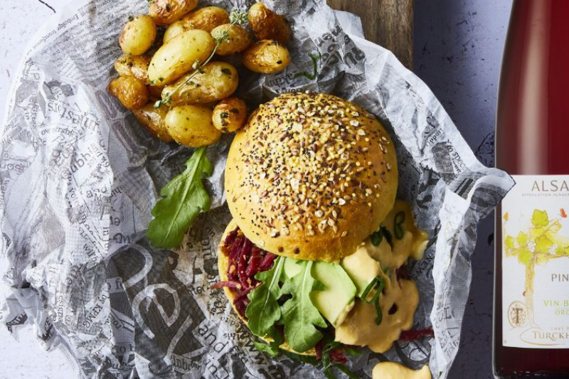 Pulled chicken burger et pommes de terre grenaille à l’huile d’olive et sucrine flammée