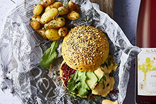 Pulled chicken burger et pommes de terre grenaille à l’huile d’olive et sucrine flammée