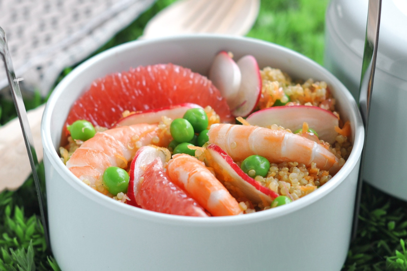 Salade de quinoa aux crevettes et aux petits légumes frais