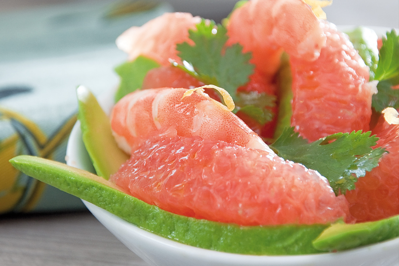 Salade pomelo-avocat, coriandre fraîche et crevettes roses