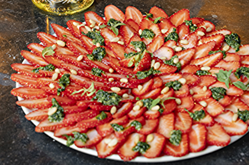 Carpaccio de fraises Zéro Résidu de Pesticides, réduction de vin blanc moelleux et pesto de verveine