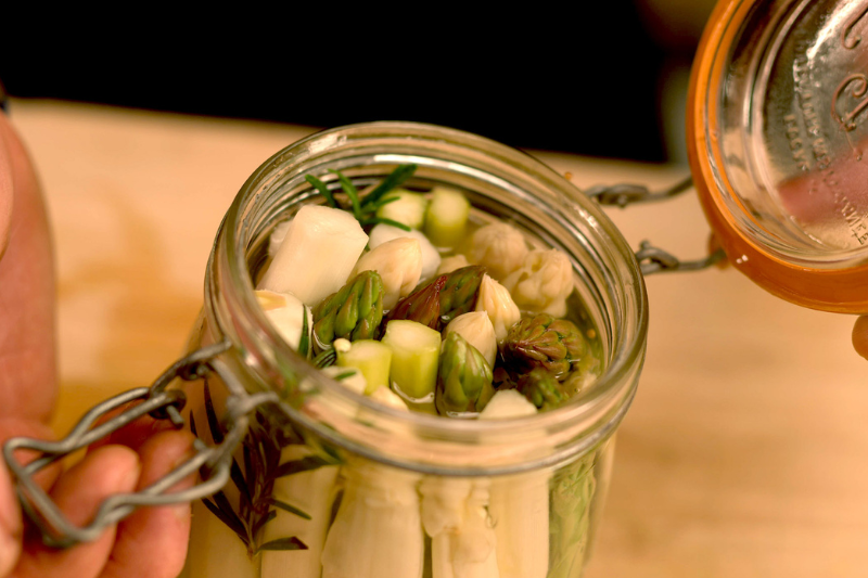 Pickles d’asperges vertes et blanches aux aromates