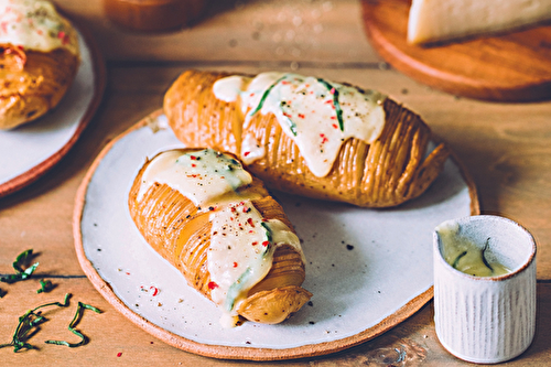 Pommes de terre hasselback, sauce tomme de Savoie et ail des ours