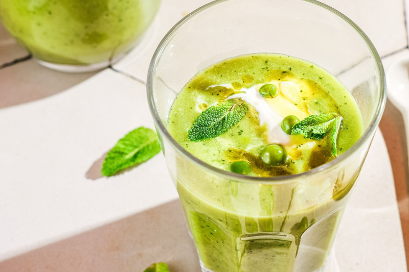 Soupe glacée aux petits pois et à la menthe