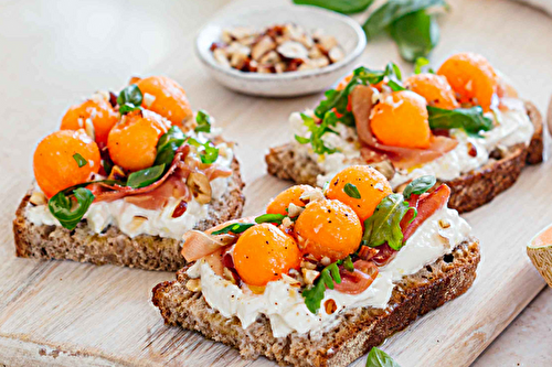 Tartines aux melon, burrata, jambon cru et noisettes concassées