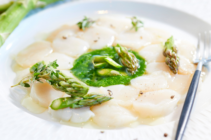 Carpaccio de noix de Saint-Jacques aux asperges, thym citron et jus de roquette