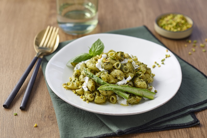 Coquillettes au pesto de pistache, burrata et asperges vertes